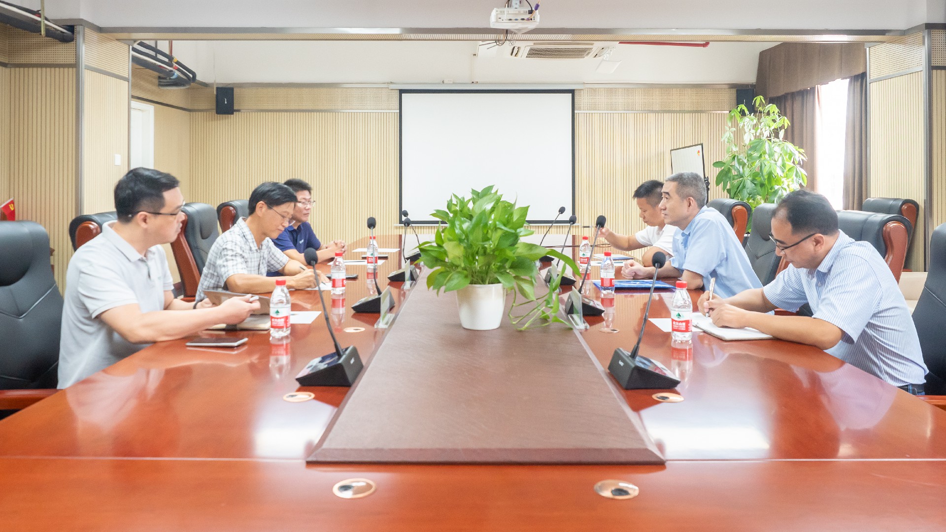 赋能海外业务提速！省贸促会领导为波莲生物智能系杂交稻出海指路